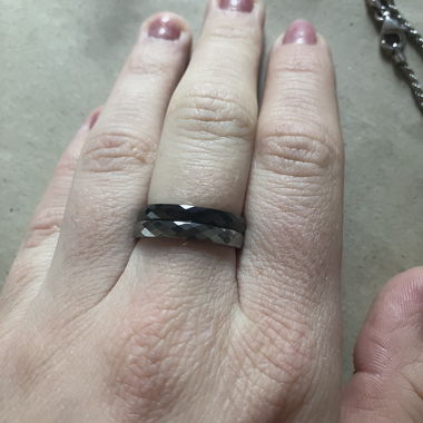 Set of 2 faceted ceramic rings, silver and black