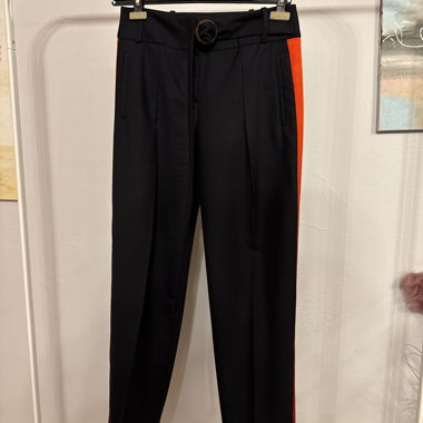 Pantalon noir à bande latérale rouge