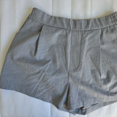 Graue Stoffhotpants