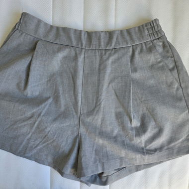 Graue Stoffhotpants