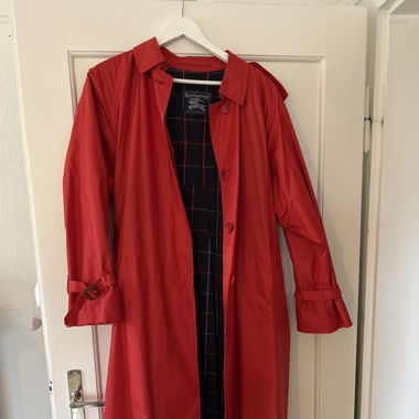 Roter Burberry Trenchcoat