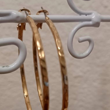 Nouvelles créoles dorées martelées