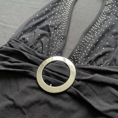 Schwarzes top mit Ringdetail