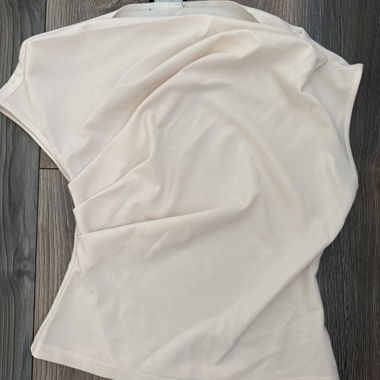 Beiges asymmetrisches Top