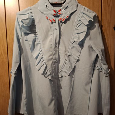 Camicia blu con balze