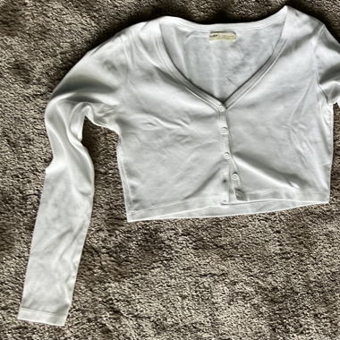 White cropped longsleeve with buttons