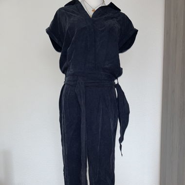 Dunkelblauer Einteiler 