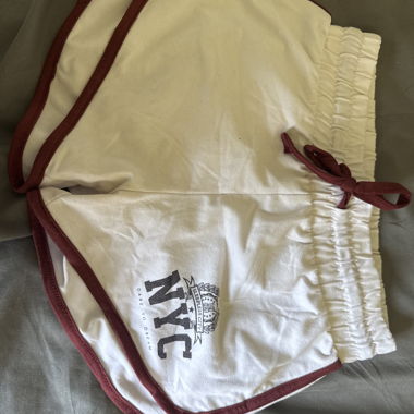 Weisse NYC Shorts mit rotem Rand