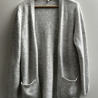 Cardigan lungo lavorato a maglia grigio