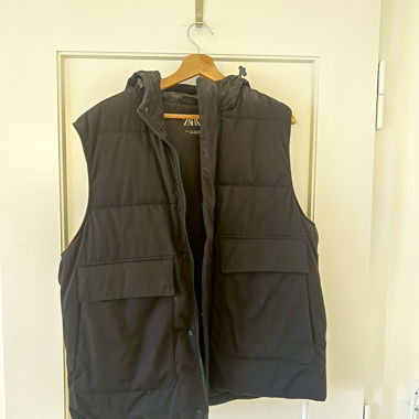 Gilet mit Kapuze