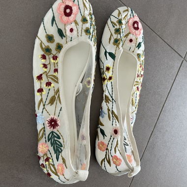 Zara embroidered flat shoes size 39