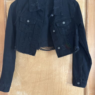 Giacca corta in denim nera strappata