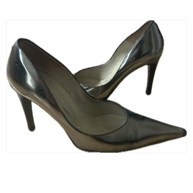 Silbrige Stilettos