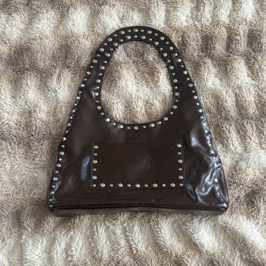 Borsa a mano bordeaux scuro con borchie