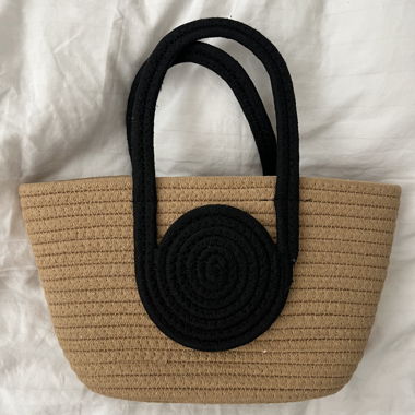 Gewebte Tasche mit schwarzen Henkeln