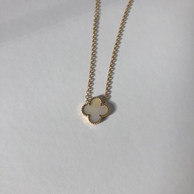 Clover white necklace