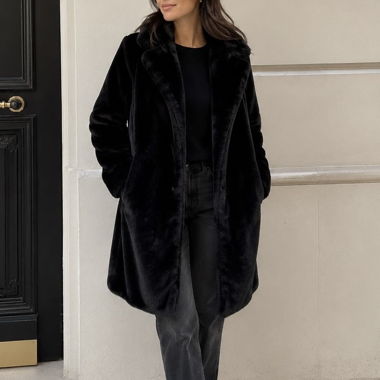 Manteau en fausse fourrure noire