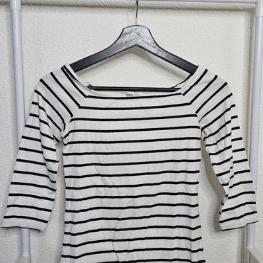 Maglia bianca con righe nere