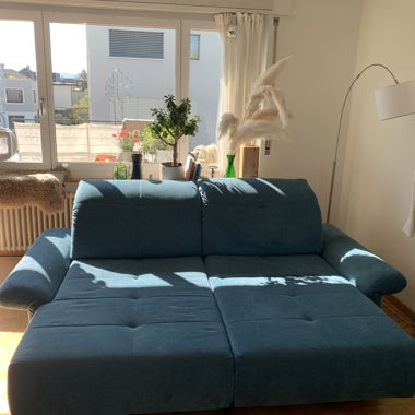 Couch mit ausfahrbarer Seite
