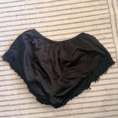 Schwarzes Satin-Top mit Spitze