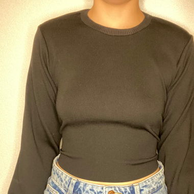 Pull noir, dos nu