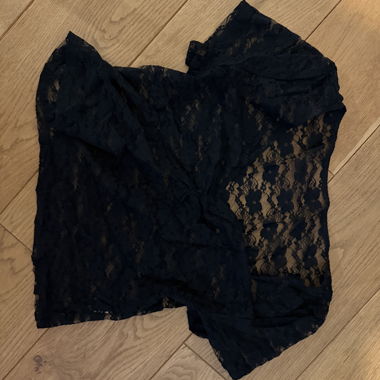 Top in pizzo nero