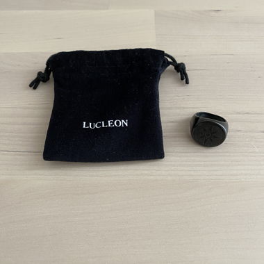 LUCLÉON anello sigillo bussola nero