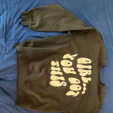 Dunkelgrauer Pulli mit Frontprint