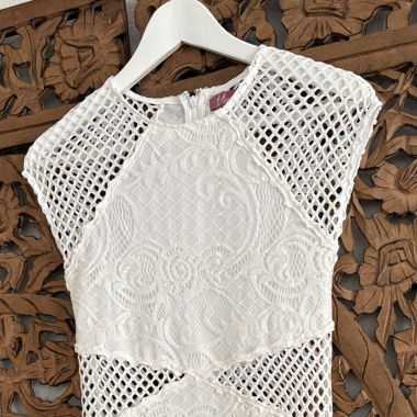 Robe en dentelle et découpes - blanche