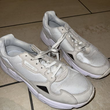 Adidas Falcon Sneaker – Weiss/Beige 
