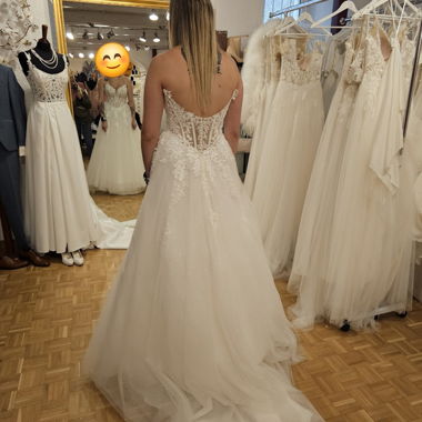 Elfenbeinfarbnes Brautkleid aus Spitze