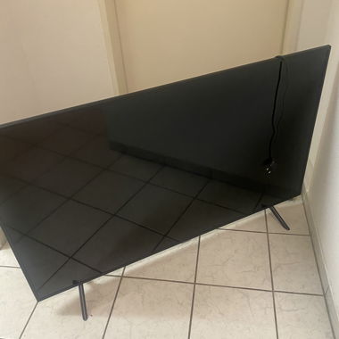 Téléviseur Samsung avec câbles de connexion