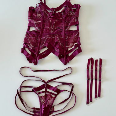 Set di lingerie fucsia con cinturini
