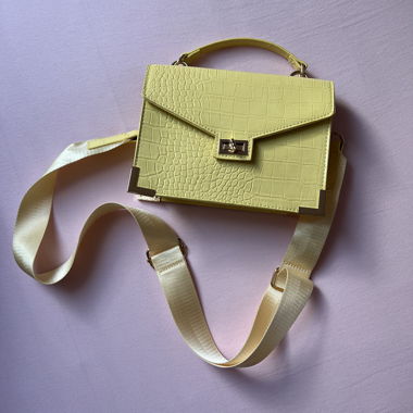Borsa crossbody gialla effetto cocco