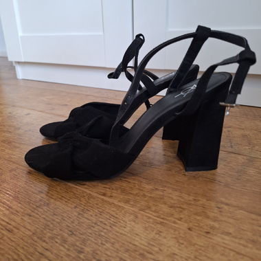 High shoes with bow detail