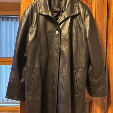 Manteau mi-long en cuir noir 