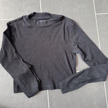 Maglia nera a costine a maniche lunghe