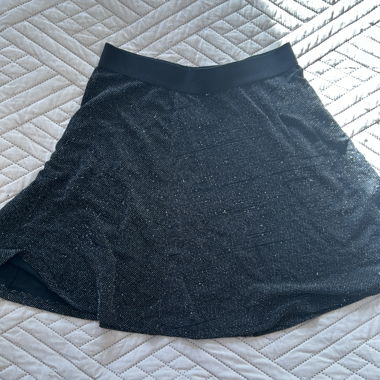 Jupe foncée avec paillettes
