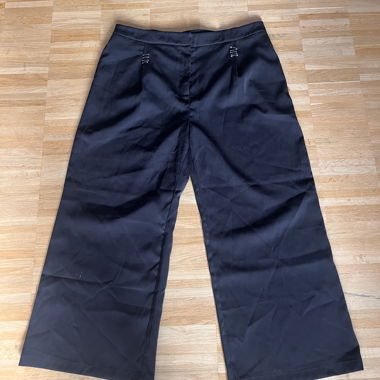 Schwarze weite Stoffhose
