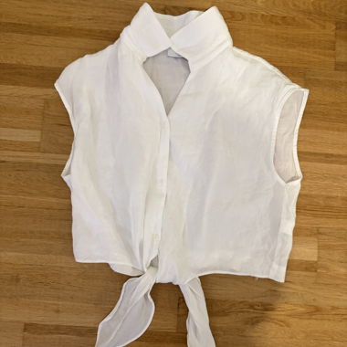 White sleeveless shirt