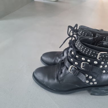 Lederstiefeletten schwarz mit Nieten