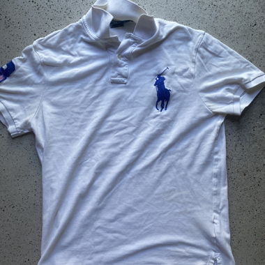 Weisses Polo-Shirt
