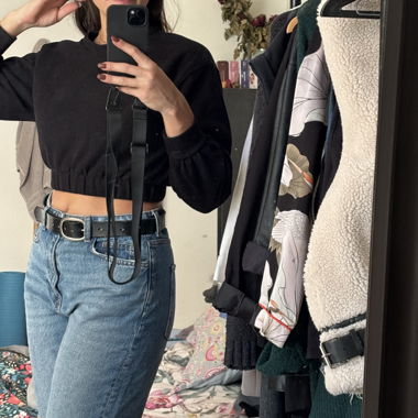 Pull noir crop top