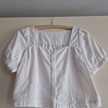 weisse, kurze Baumwollbluse