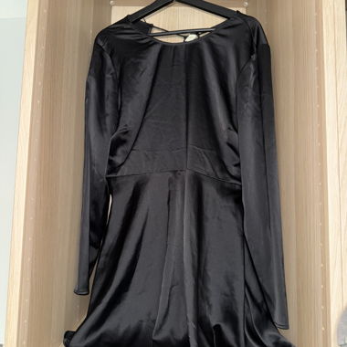 Robe noire en satin à laçage