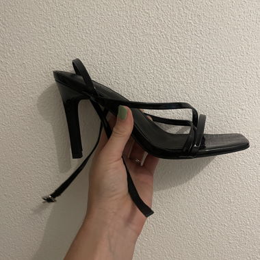 Schwarze Riemchensandaletten