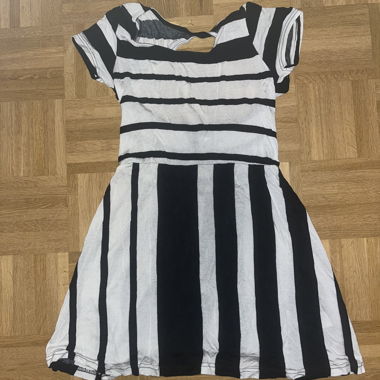 Schwarz-weisses Streifen Kleid