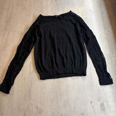Maglione nero in pizzo