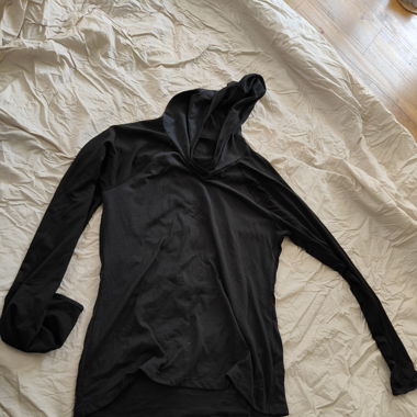 Schwarzer Sportpullover