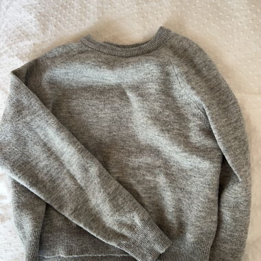 Grauer Pullover